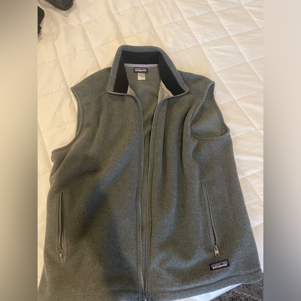 Men’s XL Patagonia vest
Grey